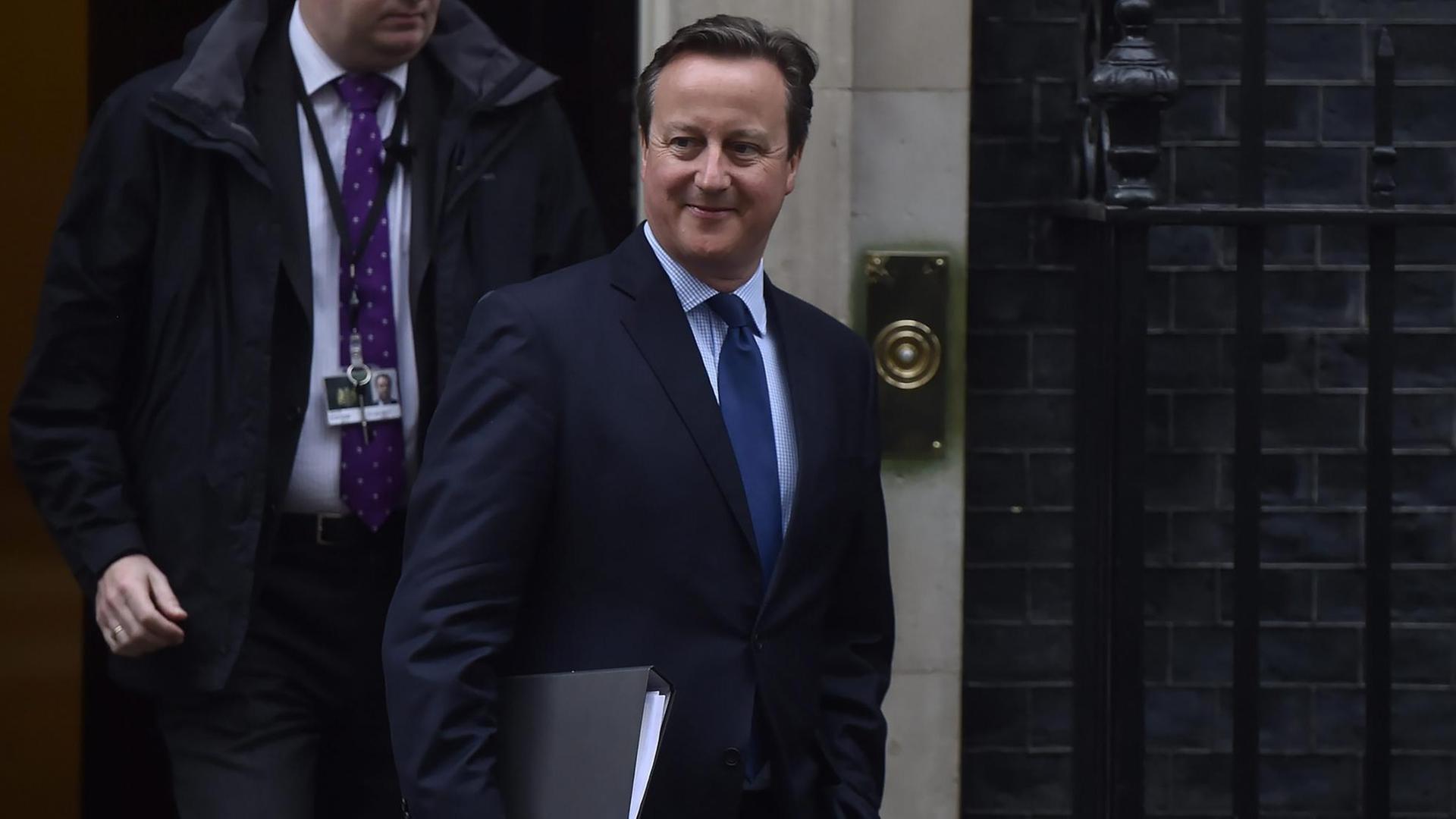 Der britische Premierminister David Cameron verlässt die Downing Street in London. Der britische Premierminister David Cameron verlässt die Downing Street in London.
