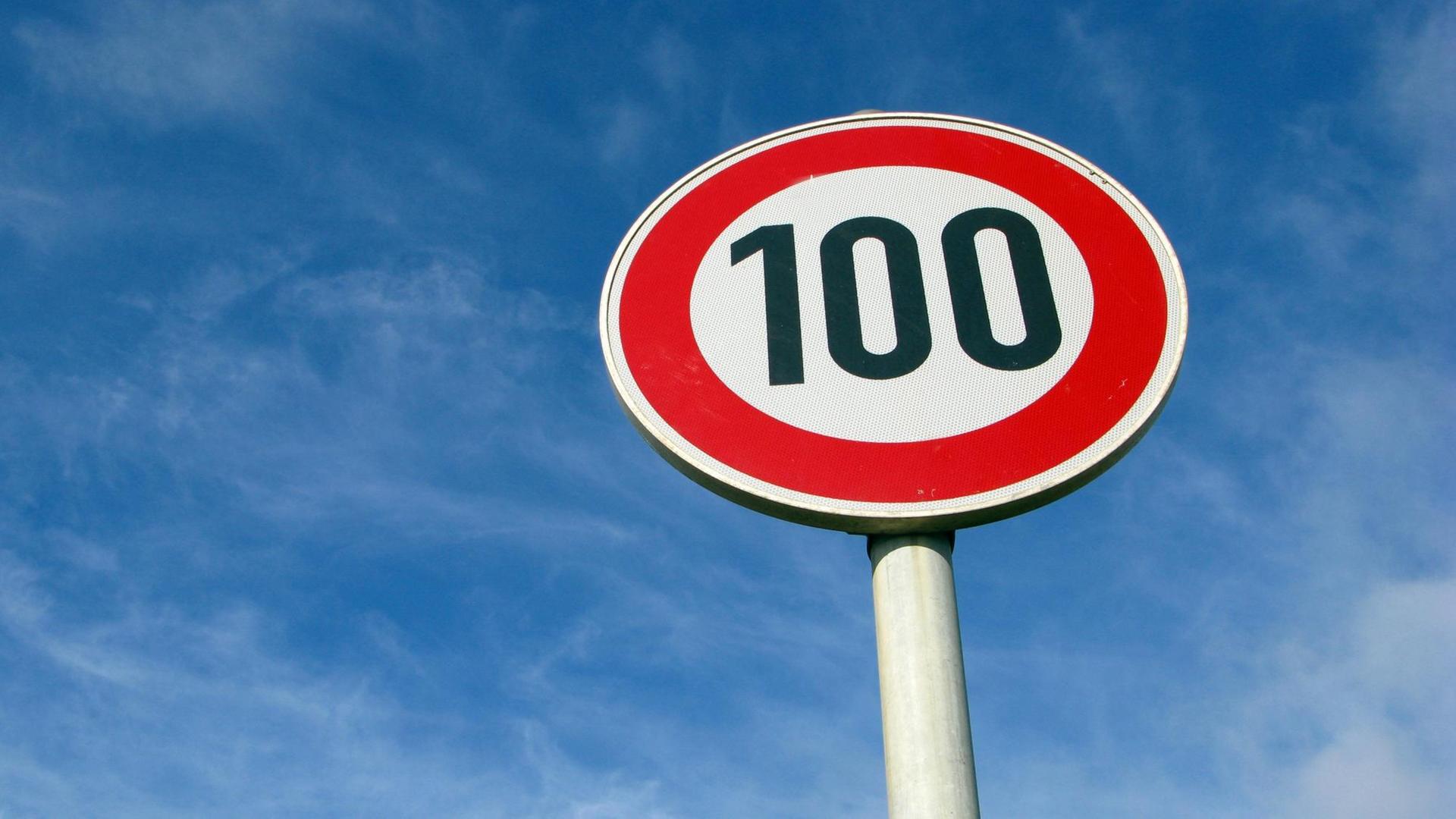 Ein Verkehrsschild weist auf die Geschwindigkeitsbegrenzung von 100 km/h hin. Ein Verkehrsschild weist auf die Geschwindigkeitsbegrenzung von 100 km/h hin.