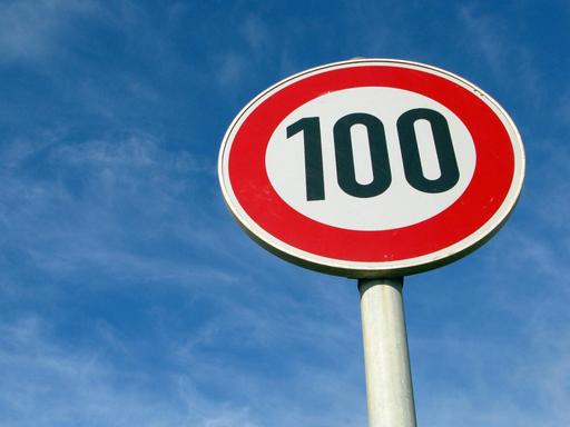 Ein Verkehrsschild weist auf die Geschwindigkeitsbegrenzung von 100 km/h hin.