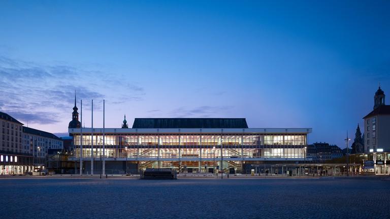 Der renovierte Kulturpalast mitten in Dresden im Abendlicht. Der renovierte Kulturpalast mitten in Dresden im Abendlicht.