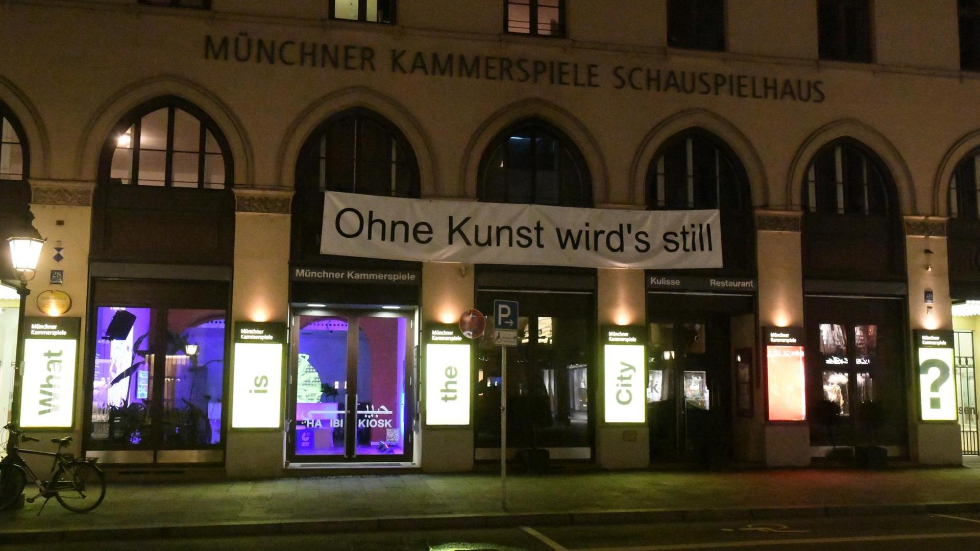 Über den Türen der Münchner Kammerspiele hängt ein Banner mit der Aufschrift «Ohne Kunst wird’s still» Über den Türen der Münchner Kammerspiele hängt ein Banner mit der Aufschrift «Ohne Kunst wird’s still»