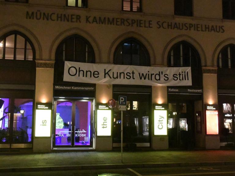 Über den Türen der Münchner Kammerspiele hängt ein Banner mit der Aufschrift «Ohne Kunst wird’s still»