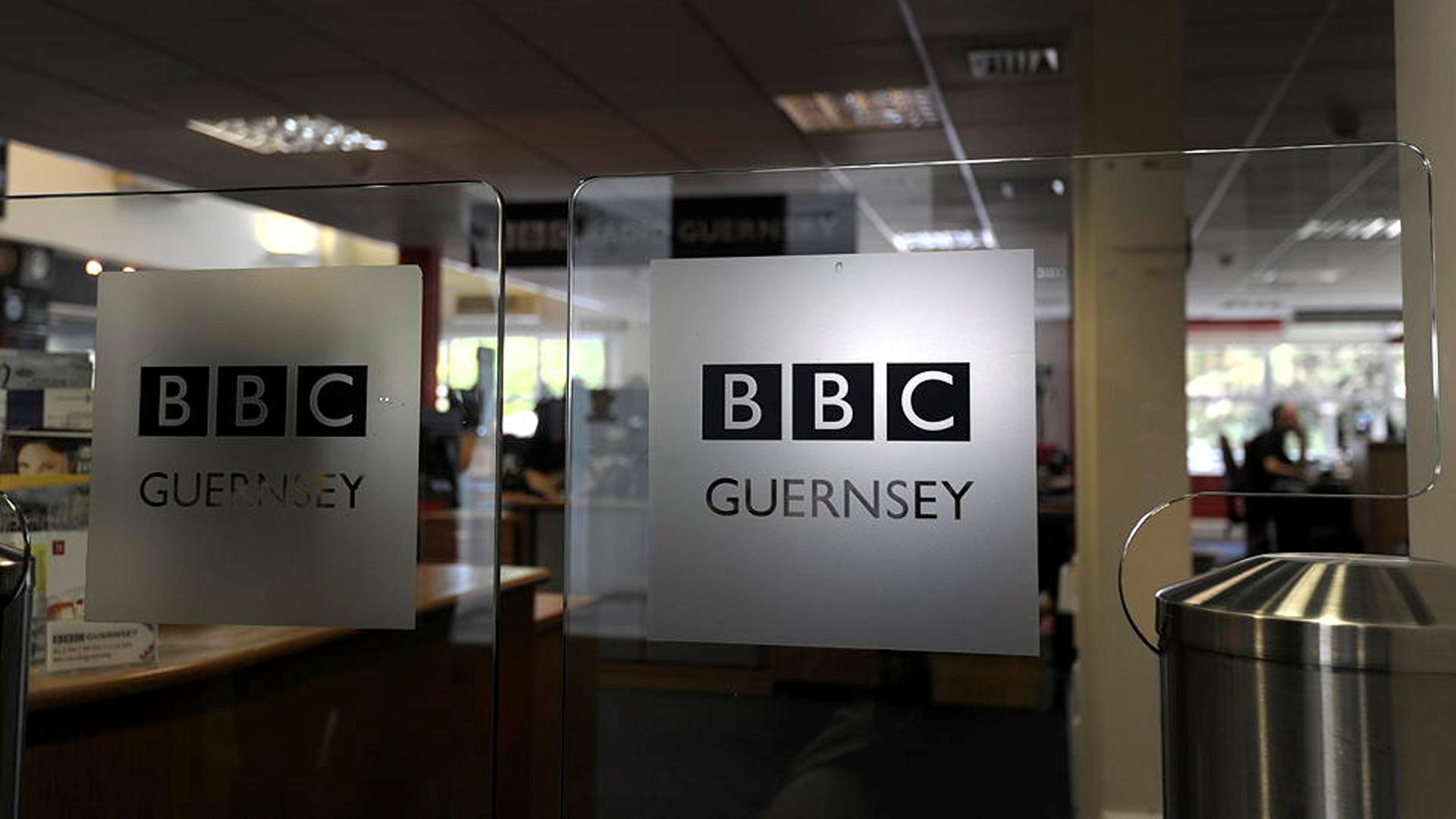 Das Logo von BBC Guernsey auf den Glastüren vor den Redaktionräumen Das Logo von BBC Guernsey auf den Glastüren vor den Redaktionräumen