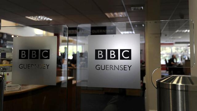 Das Logo von BBC Guernsey auf den Glastüren vor den Redaktionräumen