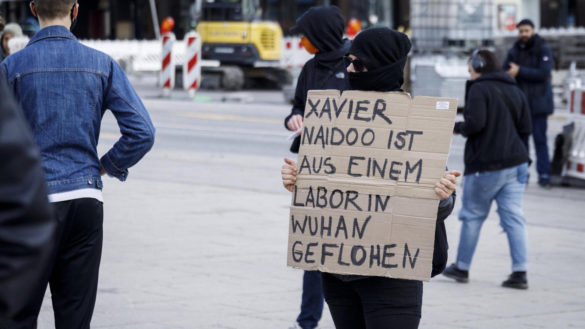 Gegendemonstrant*innen zeigen Plakate und Transparente, mit denen sie Bezug auf Verschwörungsideologien nehmen. Gegendemonstrant*innen zeigen Plakate und Transparente, mit denen sie Bezug auf Verschwörungsideologien nehmen.
