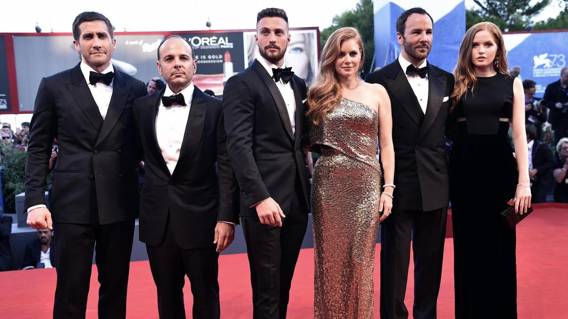 Das Ensemble von Nocturnal Animals bei der Premiere in Venedig auf dem roten Teppich: (V.l.n.r.) Jake Gyllenhaal, Robert Salerno, Aaron Taylor Johnson, Amy Adams, Tom Ford und Ellie Bamber Das Ensemble von Nocturnal Animals bei der Premiere in Venedig auf dem roten Teppich: (V.l.n.r.) Jake Gyllenhaal, Robert Salerno, Aaron Taylor Johnson, Amy Adams, Tom Ford und Ellie Bamber