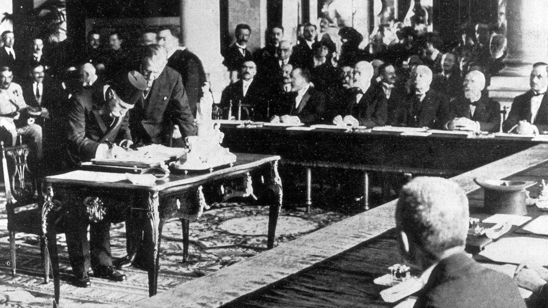 Eine historische Aufnahme zeigt den General Hadi Pascha, damiliger türkischer Minister für öffentliche Bildung, bei der Unterzeichnung des Friedensvertrags von Sèvres. Eine historische Aufnahme zeigt den General Hadi Pascha, damiliger türkischer Minister für öffentliche Bildung, bei der Unterzeichnung des Friedensvertrags von Sèvres.