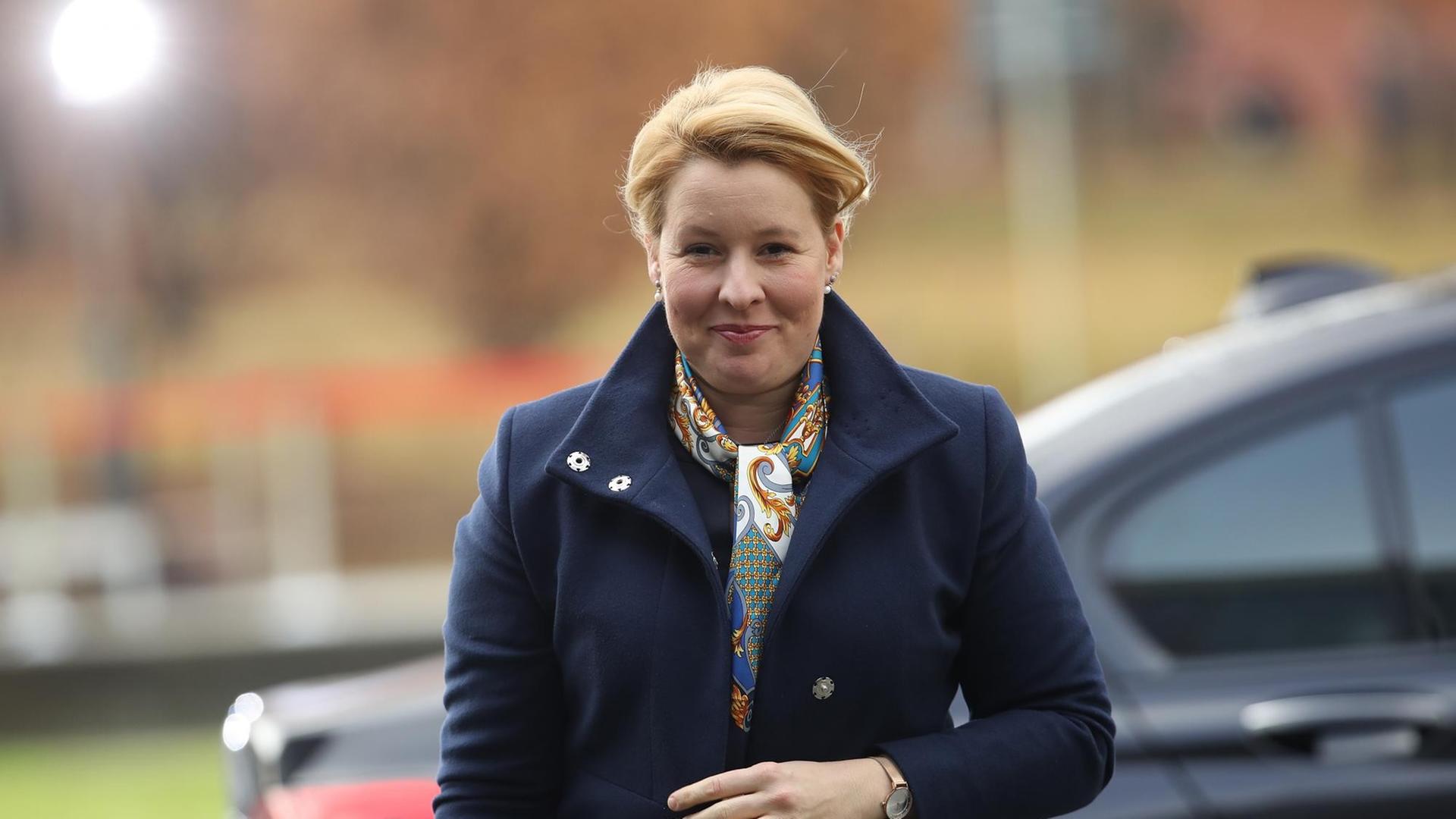 Franziska Giffey steigt aus einem schwarzen Auto. Franziska Giffey steigt aus einem schwarzen Auto.