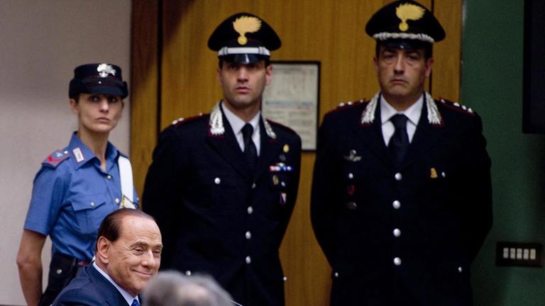 Italiens ehemaliger Premier Silvio Berlusconi bei einer Gerichtsverhandlung in Neapel im Juni 2014. Italiens ehemaliger Premier Silvio Berlusconi bei einer Gerichtsverhandlung in Neapel im Juni 2014.