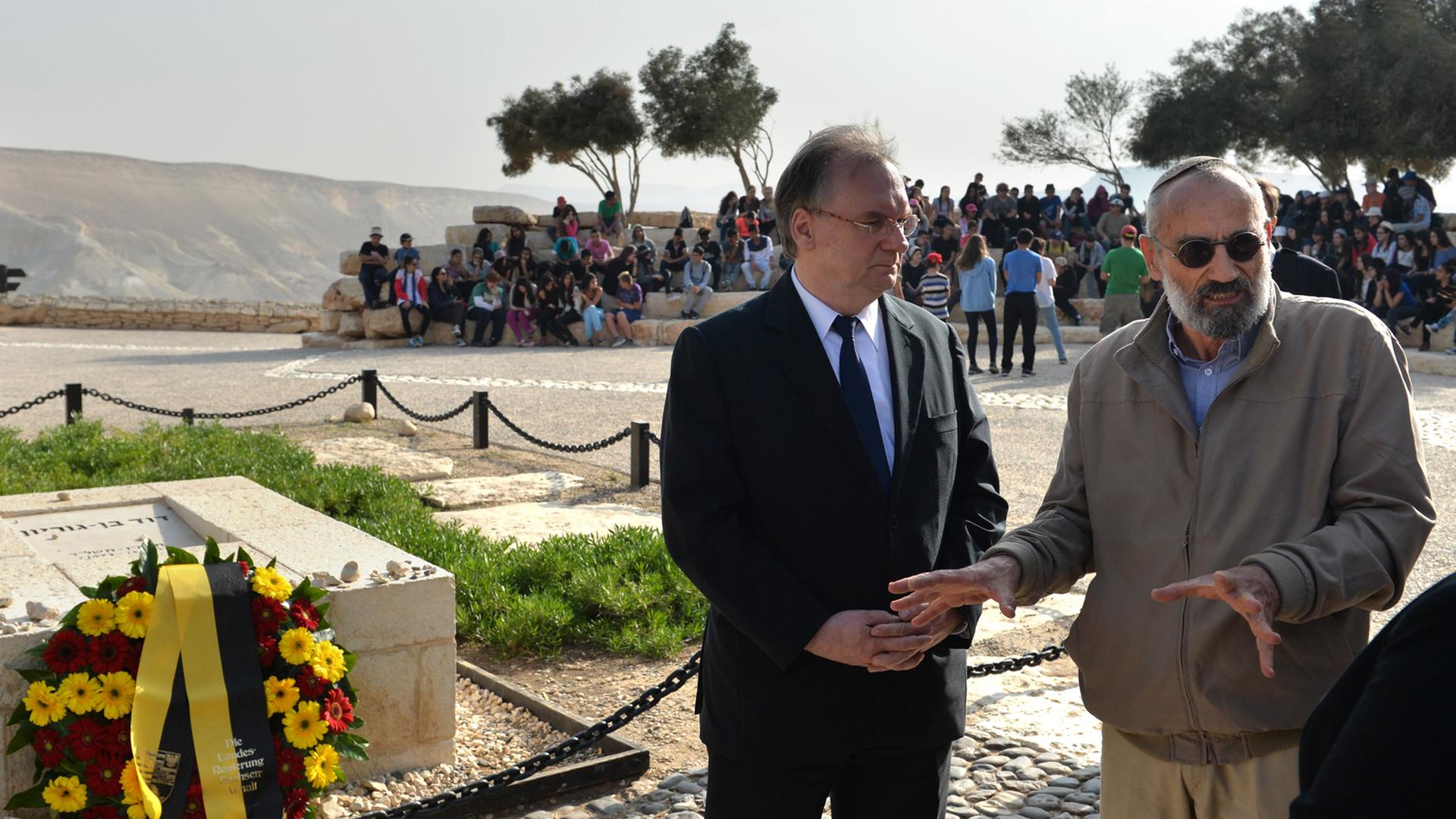 Der Ministerpräsident von Sachsen-Anhalt, Reiner Haseloff (links) steht neben dem deutsch-israelischen Schriftsteller Chaim Noll am Grab des ehemaligen Premierministers von Israel, David Ben-Gurion.