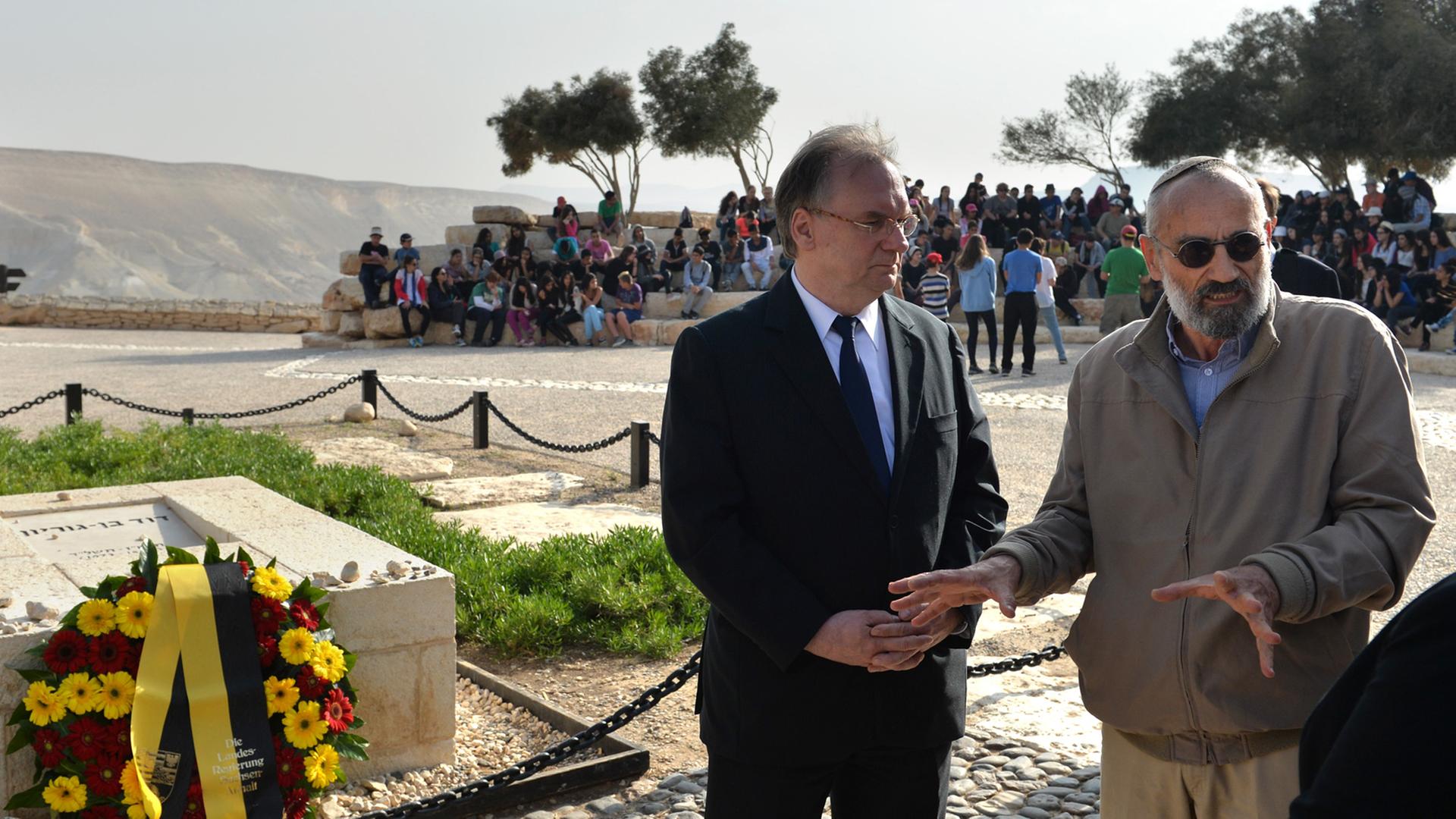 Der Ministerpräsident von Sachsen-Anhalt, Reiner Haseloff (links) steht neben dem deutsch-israelischen Schriftsteller Chaim Noll am Grab des ehemaligen Premierministers von Israel, David Ben-Gurion. Der Ministerpräsident von Sachsen-Anhalt, Reiner Haseloff (links) steht neben dem deutsch-israelischen Schriftsteller Chaim Noll am Grab des ehemaligen Premierministers von Israel, David Ben-Gurion.