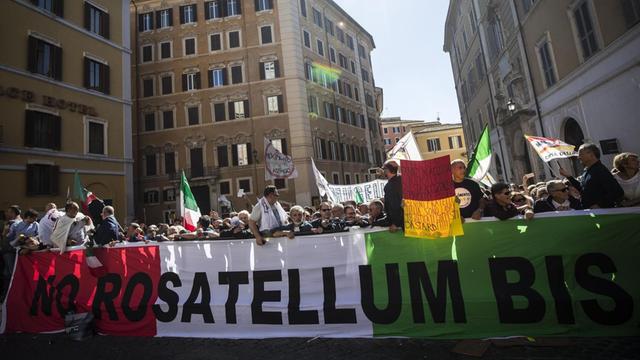 Anhänger der Fünf-Sterne-Bewegung (M5S) protestieren in Rom, Italien, vor dem Parlamentsgebäude gegen eine umstrittene Wahlrechtsreform.