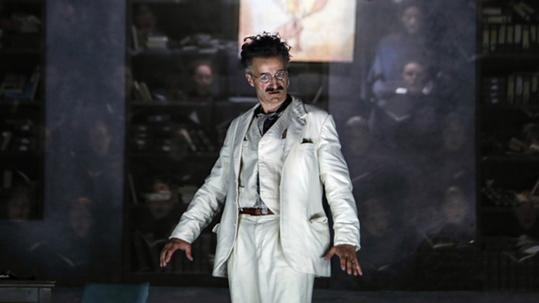 Eine Szene aus der Oper "Benjamin" mit Dietrich Henschel, im Hintergrund zu sehen: der sehr überzeugende Chor der Hamburgischen Staatsoper. Eine Szene aus der Oper "Benjamin" mit Dietrich Henschel, im Hintergrund zu sehen: der sehr überzeugende Chor der Hamburgischen Staatsoper.