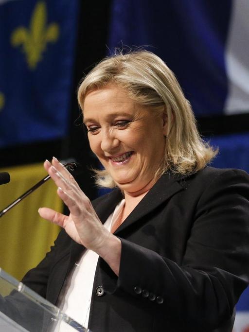 Marine Le Pen zeigt sich nach Bekanntwerden der ersten Prognosen der Regionalwahlen erfreut über das Ergebnis für ihren Front National.