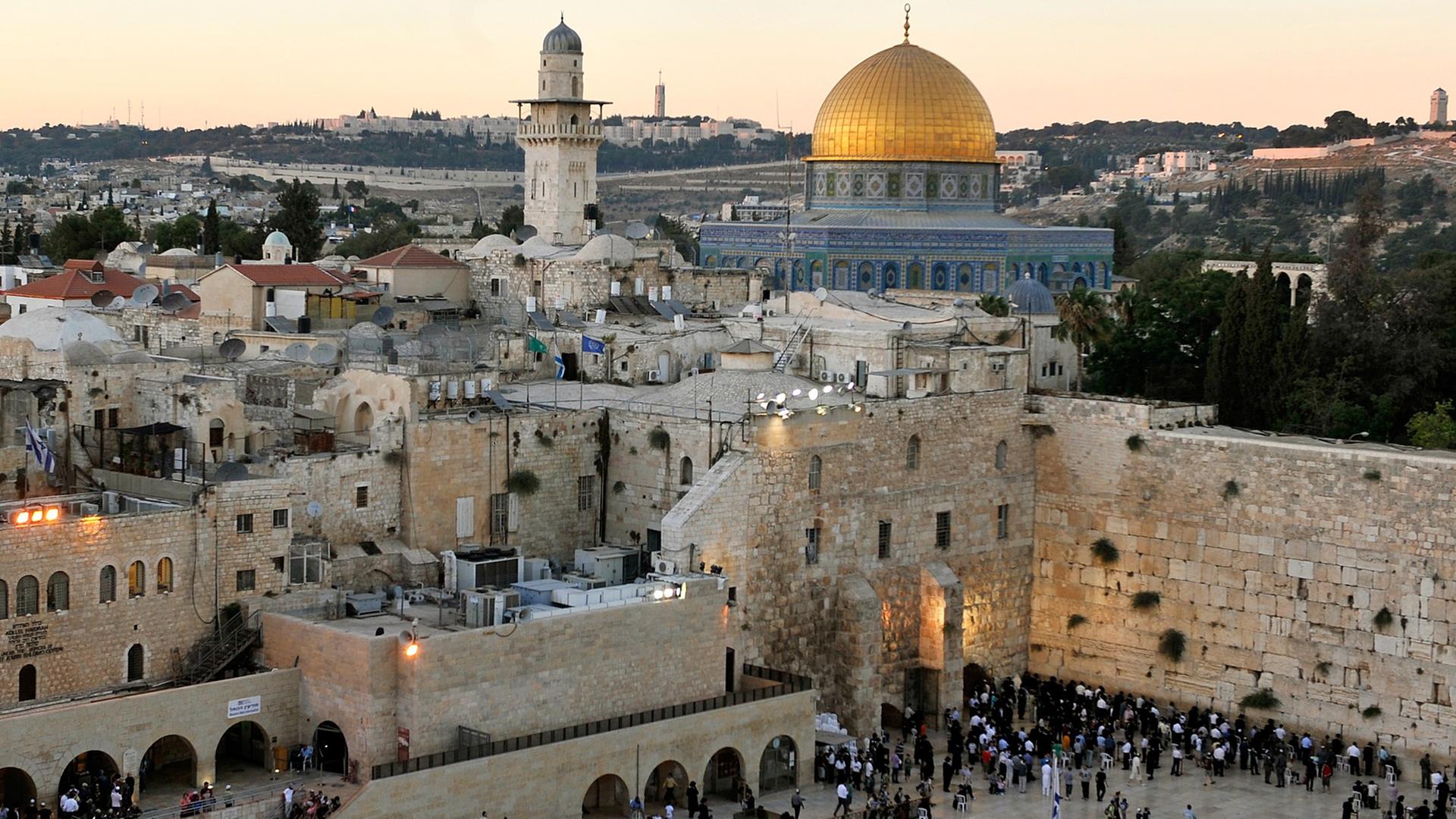 Blick auf den Jerusalemer Tempelberg mit Felsendom und Klagemauer Blick auf den Jerusalemer Tempelberg mit Felsendom und Klagemauer