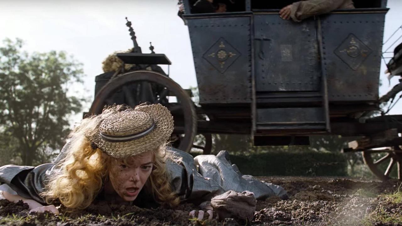 Filmszene "The Favourite" vom Regisseur Yorgos Lanthimos: Queen Anne (Emma Stone) liegt im Dreck auf dem Boden vor einer Kutsche Filmszene "The Favourite" vom Regisseur Yorgos Lanthimos: Queen Anne (Emma Stone) liegt im Dreck auf dem Boden vor einer Kutsche