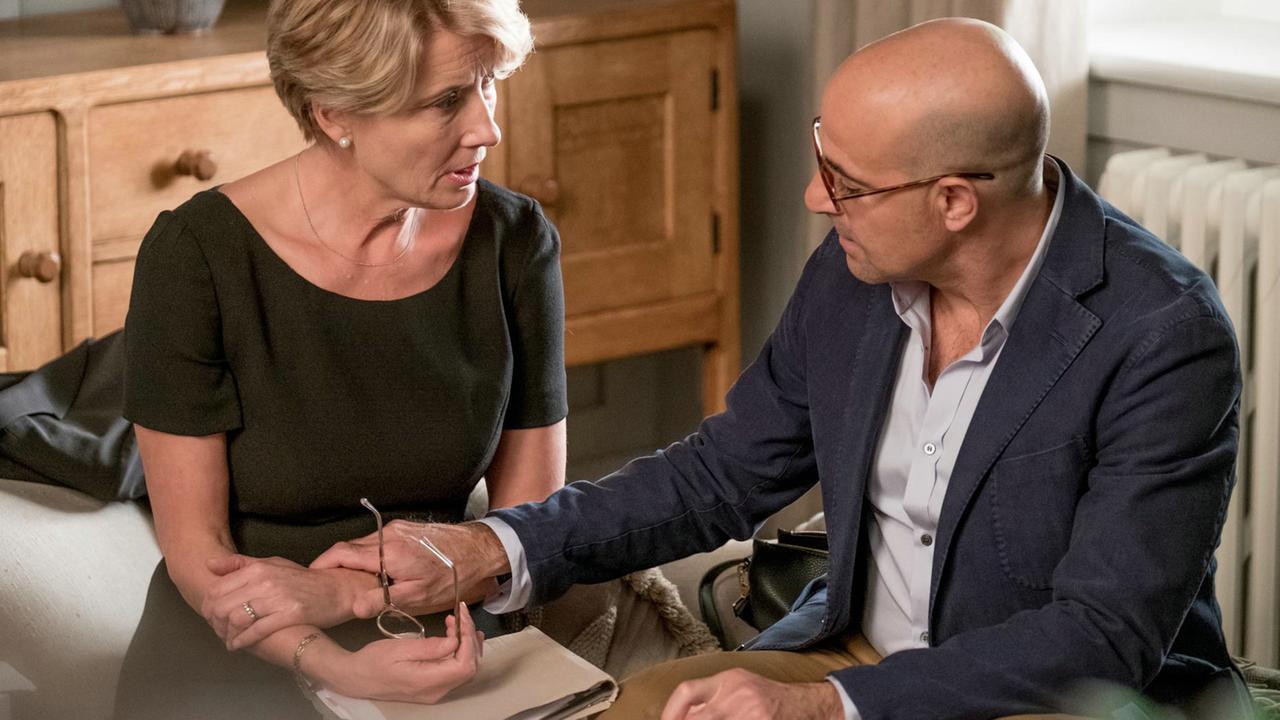 Szene aus dem Film "Kindeswohl" (The Children Act) GB 2017, Regie: Richard Eyre, Richterin Fiona Maye (Emma Thompson) mit ihrem Ehemann Jack Maye (Stanely Tucci) Szene aus dem Film "Kindeswohl" (The Children Act) GB 2017, Regie: Richard Eyre, Richterin Fiona Maye (Emma Thompson) mit ihrem Ehemann Jack Maye (Stanely Tucci)