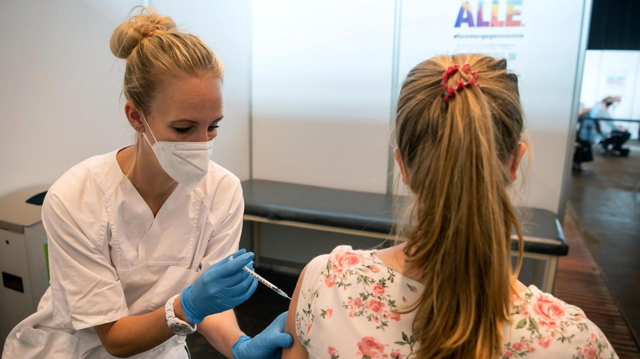 Das Bild zeigt ein Mädchen, dass sich in Bremen gegen das Coronavirus impfen lässt. Das Bild zeigt ein Mädchen, dass sich in Bremen gegen das Coronavirus impfen lässt.