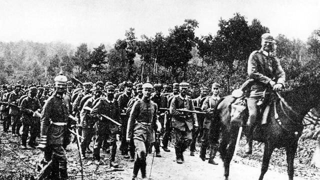 Die ersten deutschen Soldaten überqueren zu Beginn des Ersten Weltkriegs 1914 die französische Grenze.