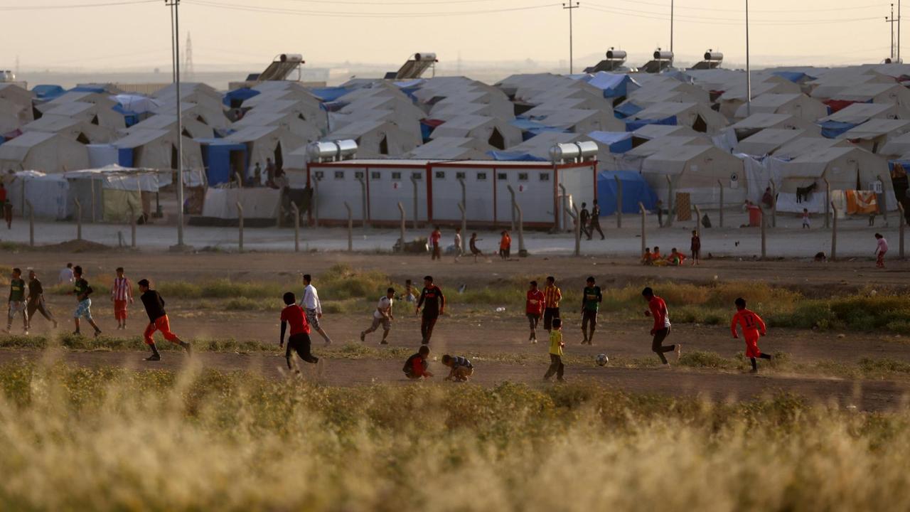 Jugendliche spielen im Flüchtlingslager von Sharya nahe Dohuk Fußball
