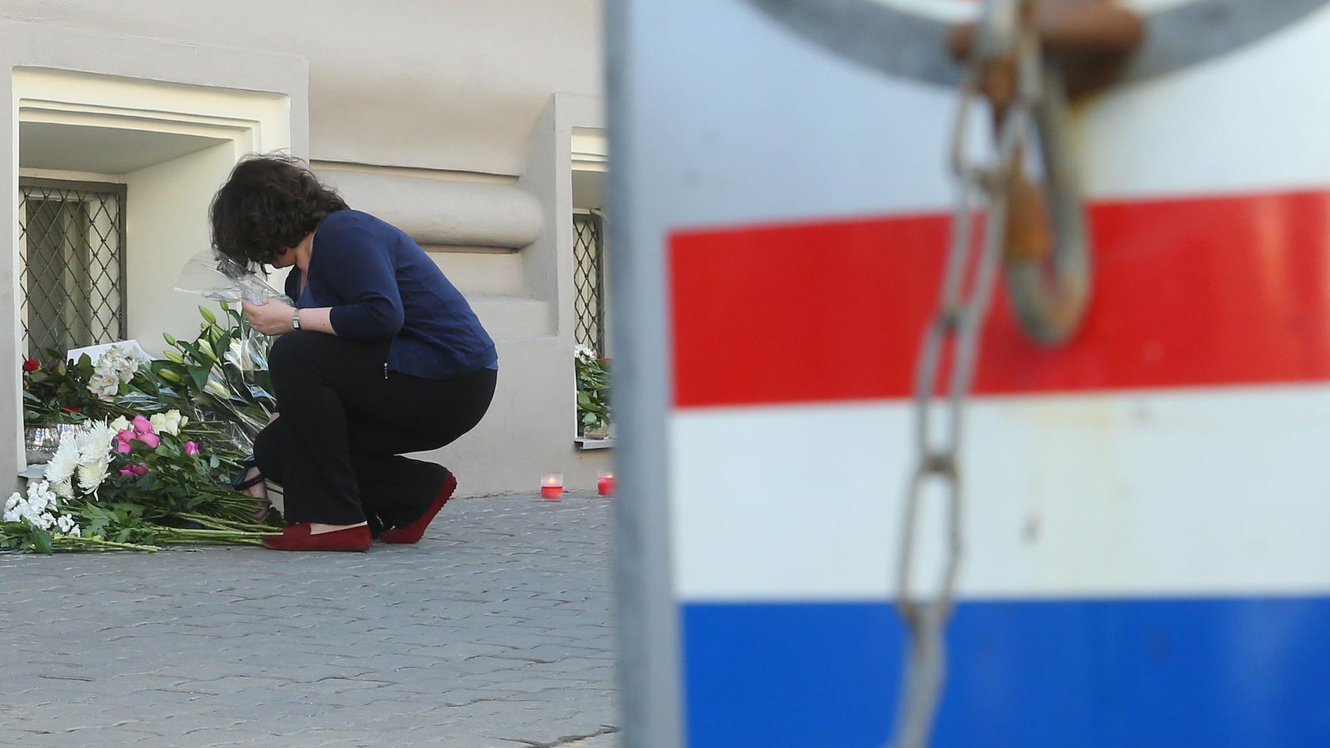 Menschen trauern vor der niederländischen Botschaft in Moskau um die Opfer des MH17-Absturzes. Menschen trauern vor der niederländischen Botschaft in Moskau um die Opfer des MH17-Absturzes.