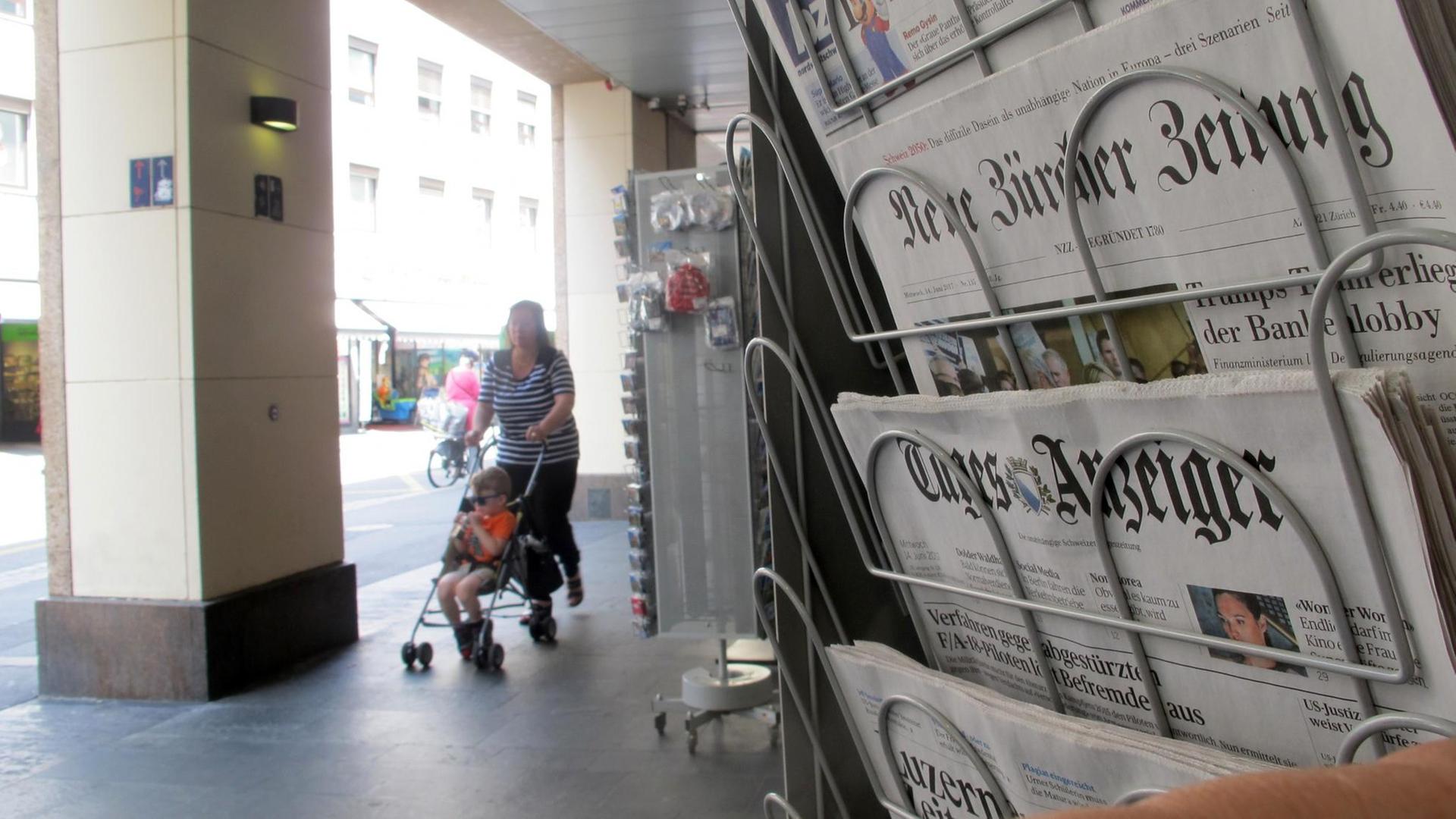 Schweizer Tageszeitungen in einem Zeitungsständer, darunter die "Neue Züricher Zeitung" und der "Tages Anzeiger". Schweizer Tageszeitungen in einem Zeitungsständer, darunter die "Neue Züricher Zeitung" und der "Tages Anzeiger".