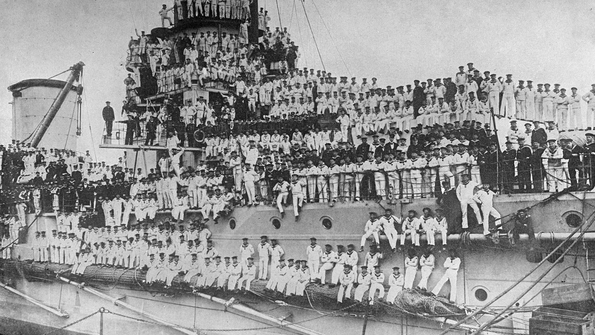 Ein Kriegsschiff der Deutschen Marine mit Matrosen an Bord, aufgenommen wahrscheinlich 1914 Ein Kriegsschiff der Deutschen Marine mit Matrosen an Bord, aufgenommen wahrscheinlich 1914