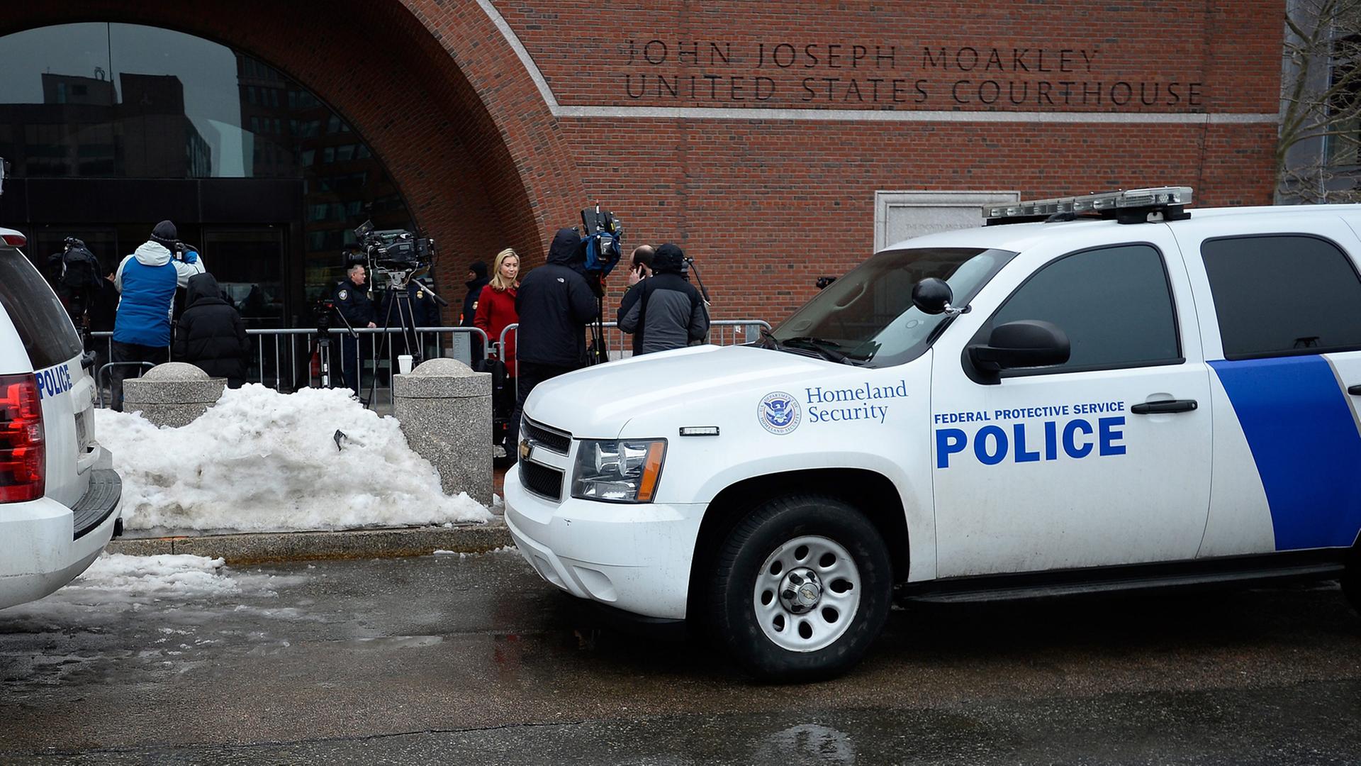 ttenDer Prozess gegen den mutmaßlichen Attentäter hat begonnen. Die Verhandlung findet im John Joseph Moakley Federal Courthouse statt.