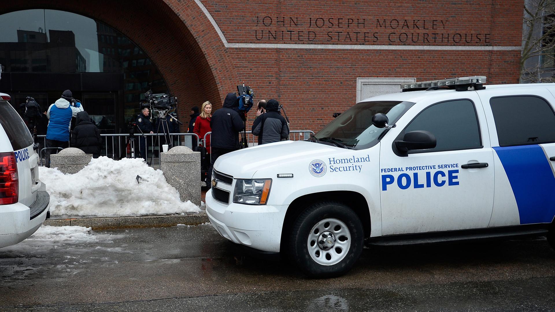 ttenDer Prozess gegen den mutmaßlichen Attentäter hat begonnen. Die Verhandlung findet im John Joseph Moakley Federal Courthouse statt. ttenDer Prozess gegen den mutmaßlichen Attentäter hat begonnen. Die Verhandlung findet im John Joseph Moakley Federal Courthouse statt.