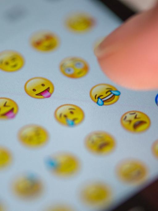 Emojis auf dem Display eines Smartphones