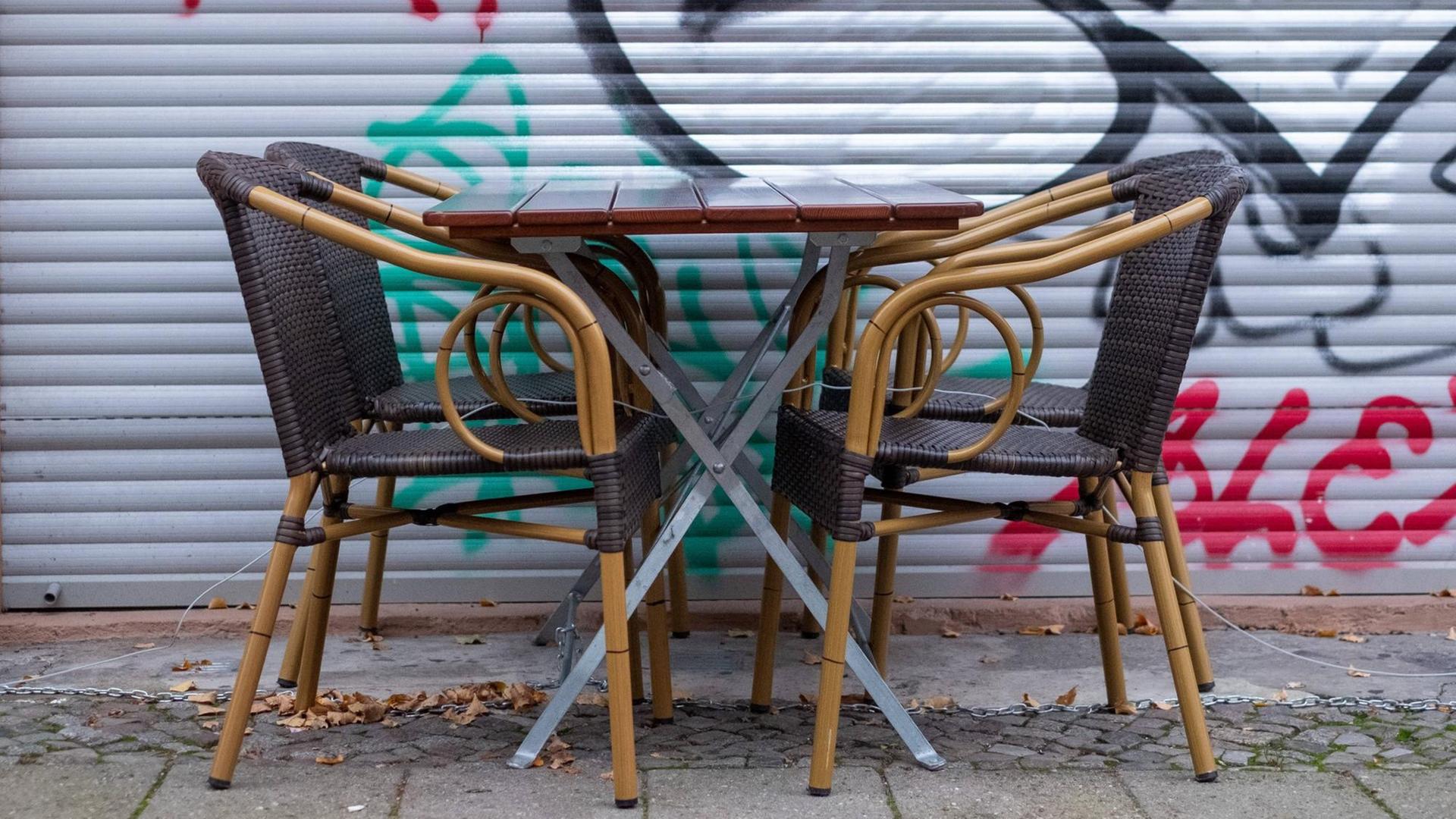 Tische und Stühle vor einem geschlossenen Restaurant in Berlin Prenzlauer Berg. Seit dem 2. November müssen alle gastronomischen Einrichtungen zur Bekämpfung der Carona-Pandemie geschlossen bleiben. Lediglich Lieferservice und Außer-Haus-Verkauf sind noch erlaubt.