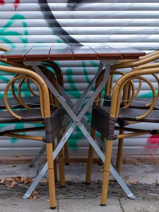 Tische und Stühle vor einem geschlossenen Restaurant in Berlin Prenzlauer Berg. Seit dem 2. November müssen alle gastronomischen Einrichtungen zur Bekämpfung der Carona-Pandemie geschlossen bleiben. Lediglich Lieferservice und Außer-Haus-Verkauf sind noch erlaubt.