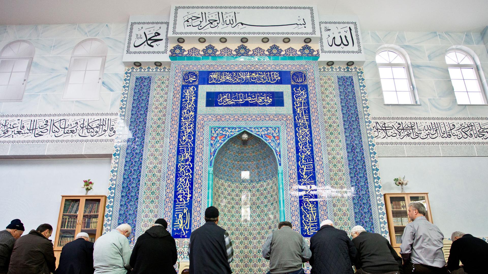 Muslime beim Nachmittagsgebet in der Eyüp-Sultan-Moschee in Nürnberg Muslime beim Nachmittagsgebet in der Eyüp-Sultan-Moschee in Nürnberg