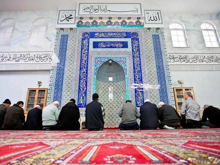 Muslime beim Nachmittagsgebet in der Eyüp-Sultan-Moschee in Nürnberg