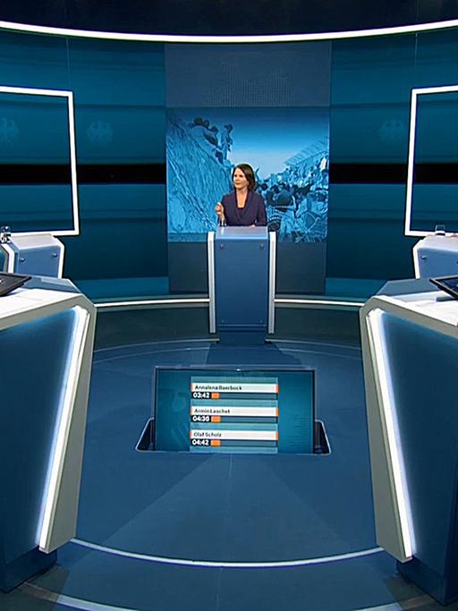 Die Kanzlerkandidaten Armin Laschet, Annalena Baerbock und Olaf Scholz stehen in einem Fernsehstudio. Vorne die Moderatoren Pinar Atalay und Peter Kloeppel.