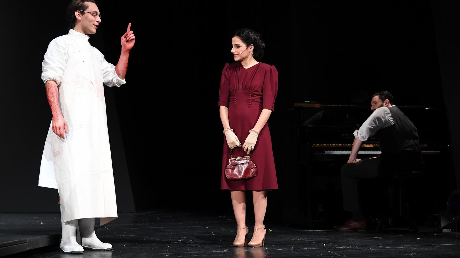 Die Schauspieler Mehmet Atesci (als Präparator) (l-r), Sesede Terziyan (als Elisabeth) und Daniel Kahn (als Musiker) stehen am 10.01.2018 in Berlin bei der Fotoprobe zu dem Stück "Glaube Liebe Hoffnung" im Maxim Gorki Theater auf der Bühne Die Schauspieler Mehmet Atesci (als Präparator) (l-r), Sesede Terziyan (als Elisabeth) und Daniel Kahn (als Musiker) stehen am 10.01.2018 in Berlin bei der Fotoprobe zu dem Stück "Glaube Liebe Hoffnung" im Maxim Gorki Theater auf der Bühne