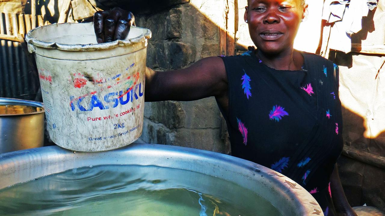Eine Changaa-Produzentin in ihrem Hinterhof im Slum Kibera in Nairobi. Eine Changaa-Produzentin in ihrem Hinterhof im Slum Kibera in Nairobi.