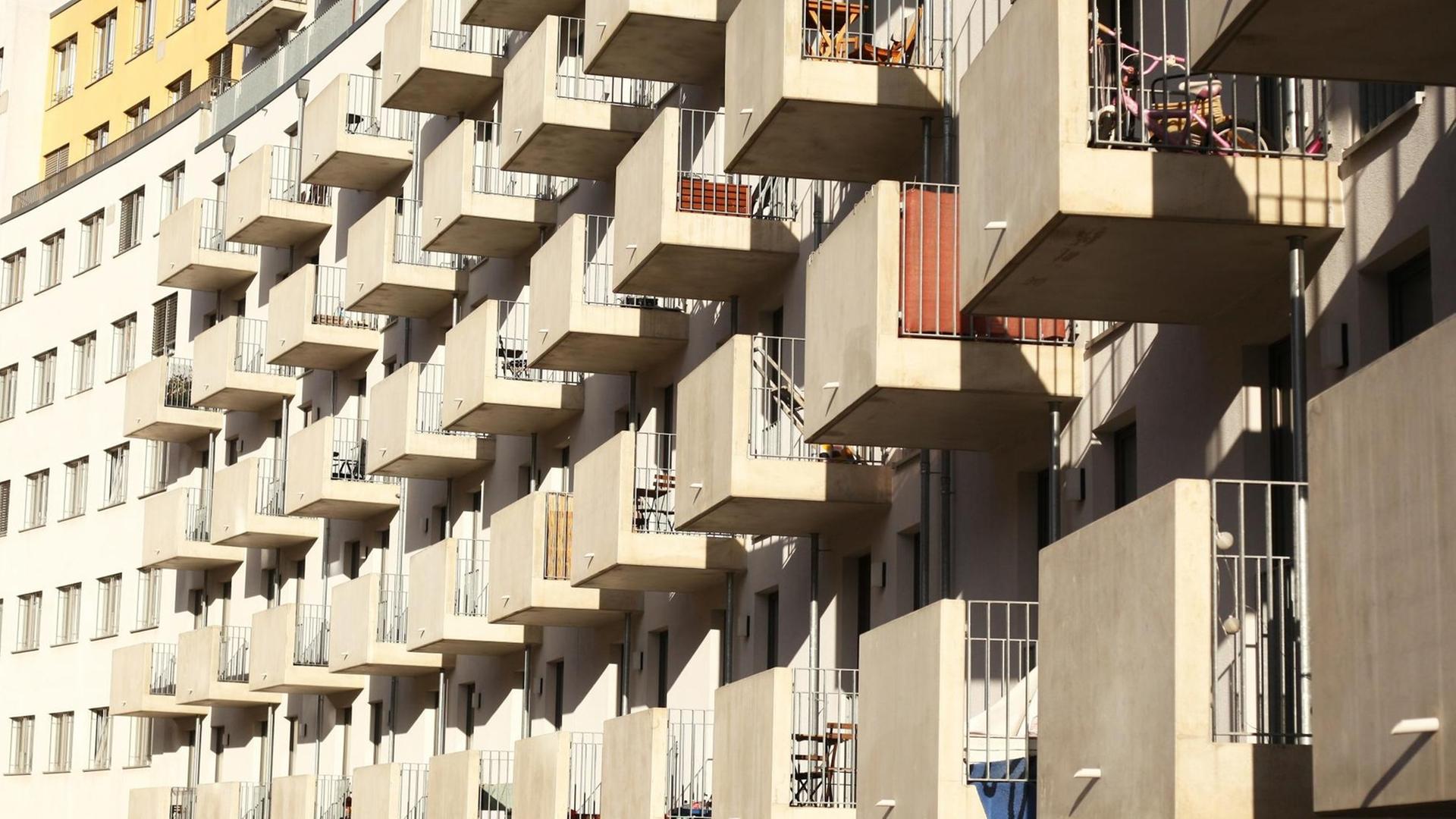 Kleine, einförmige Balkone sind an einem neuen Wohnhaus mit Mietwohnungen in Berlin-Kreuzberg zu sehen. Kleine, einförmige Balkone sind an einem neuen Wohnhaus mit Mietwohnungen in Berlin-Kreuzberg zu sehen.