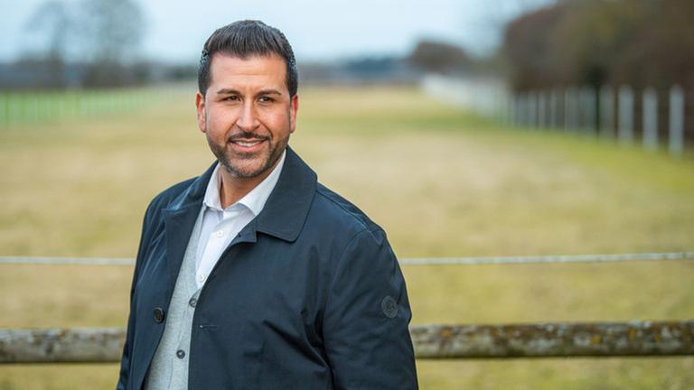 13.01.2020, Bayern, Eching: Ozan Iyibas, Bürgermeisterkandidat der CSU in Neufahrn, steht an einem Feld. Nach dem Rückzug eines anderen muslimischen CSU-Bewerbers für die Bürgermeisterkandidatur, könnte es nun andernorts im Freistaat den ersten muslimischen Bürgermeisterkandidaten der CSU geben. Foto: Lino Mirgeler/dpa | Verwendung weltweit 13.01.2020, Bayern, Eching: Ozan Iyibas, Bürgermeisterkandidat der CSU in Neufahrn, steht an einem Feld. Nach dem Rückzug eines anderen muslimischen CSU-Bewerbers für die Bürgermeisterkandidatur, könnte es nun andernorts im Freistaat den ersten muslimischen Bürgermeisterkandidaten der CSU geben. Foto: Lino Mirgeler/dpa | Verwendung weltweit