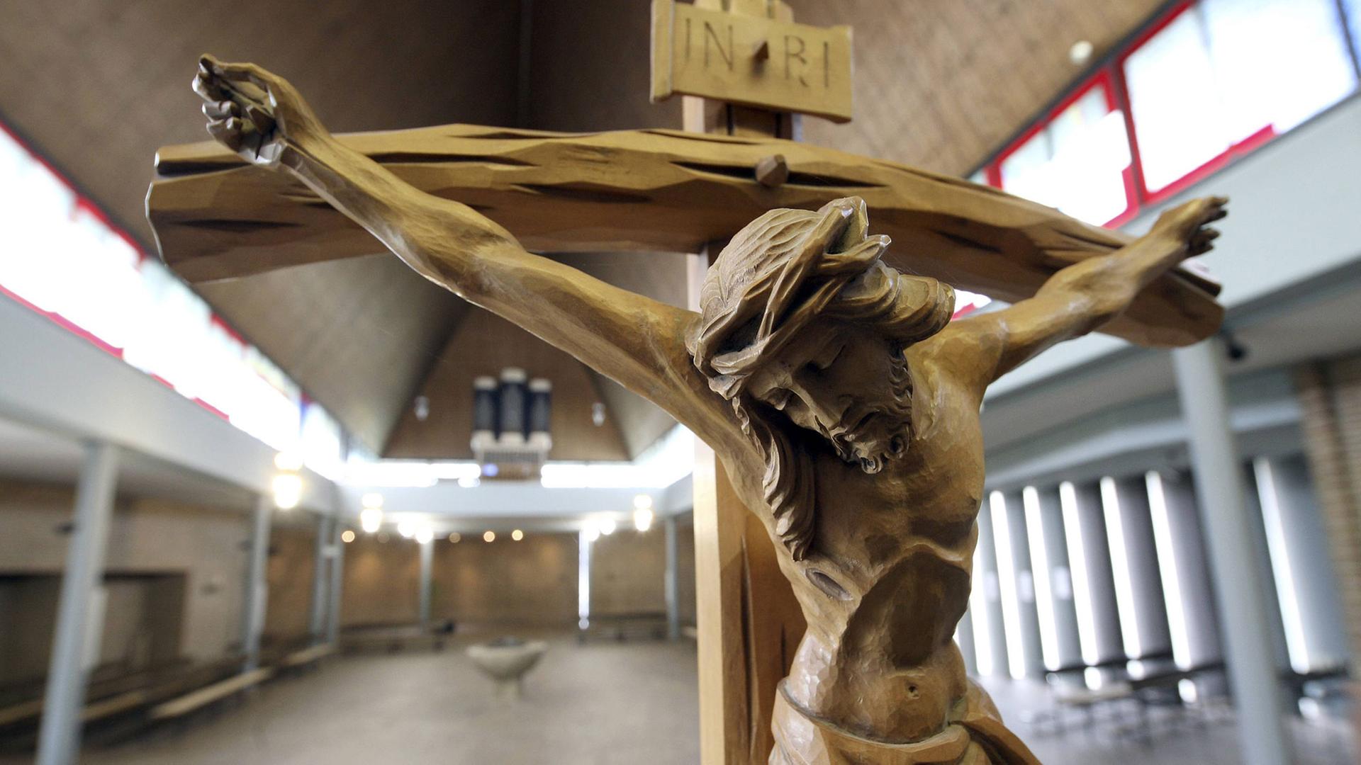 Jesus am Kreuz in der Auferstehungskirche Heilig Kreuz in Mühlheim Jesus am Kreuz in der Auferstehungskirche Heilig Kreuz in Mühlheim