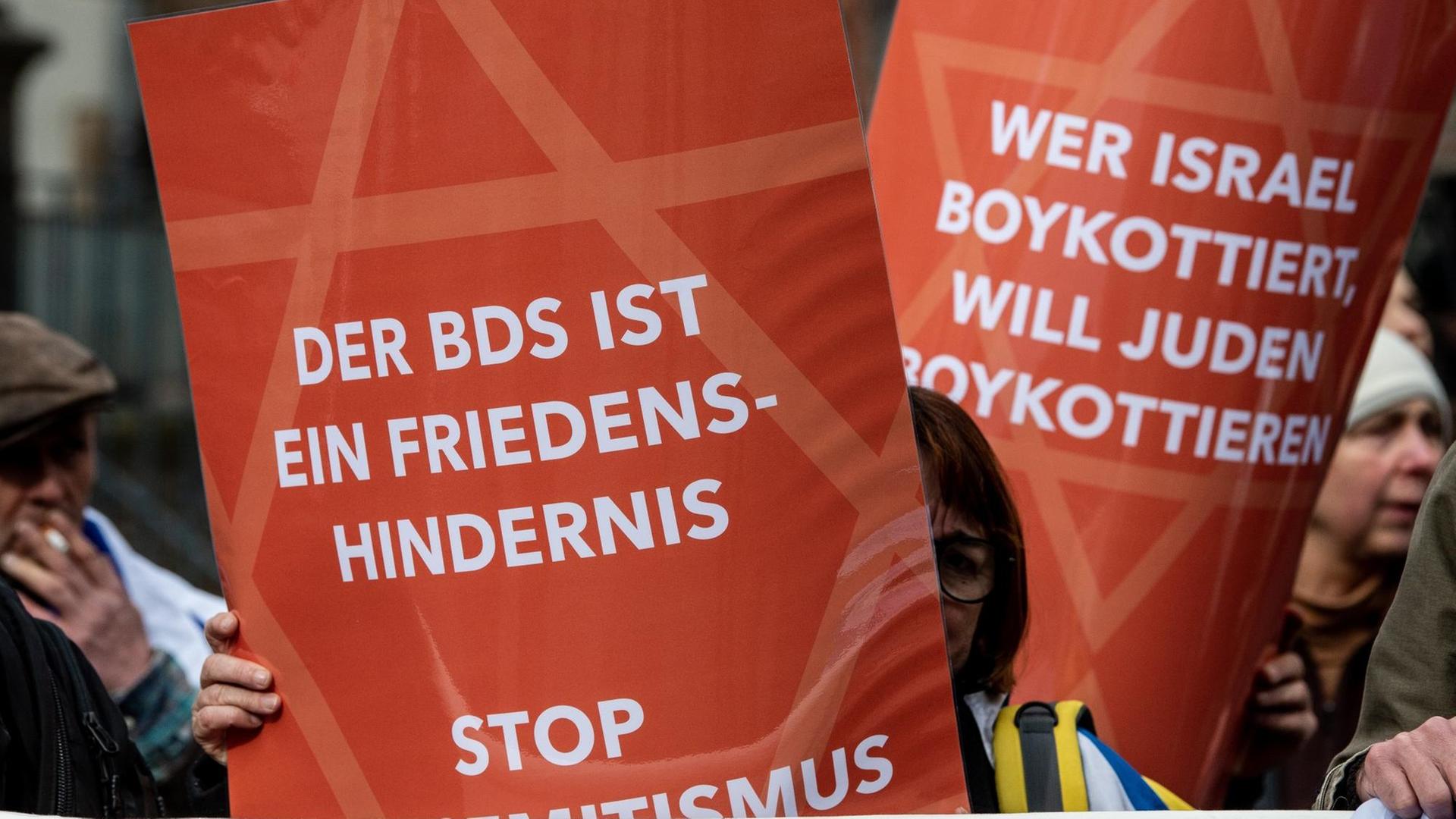 Teilnehmer mit Plakaten vom Bündnis gegen Antisemitismus und Antizionismus «Jachad» protestieren unter dem Motto «Kein Frieden mit den Feinden Israels» während der Verleihung des Göttinger Friedenspreises 2019 an den Verein «Jüdische Stimme für gerechten Frieden in Nahost» am 09.03.2019, Göttingen. Teilnehmer mit Plakaten vom Bündnis gegen Antisemitismus und Antizionismus «Jachad» protestieren unter dem Motto «Kein Frieden mit den Feinden Israels» während der Verleihung des Göttinger Friedenspreises 2019 an den Verein «Jüdische Stimme für gerechten Frieden in Nahost» am 09.03.2019, Göttingen.