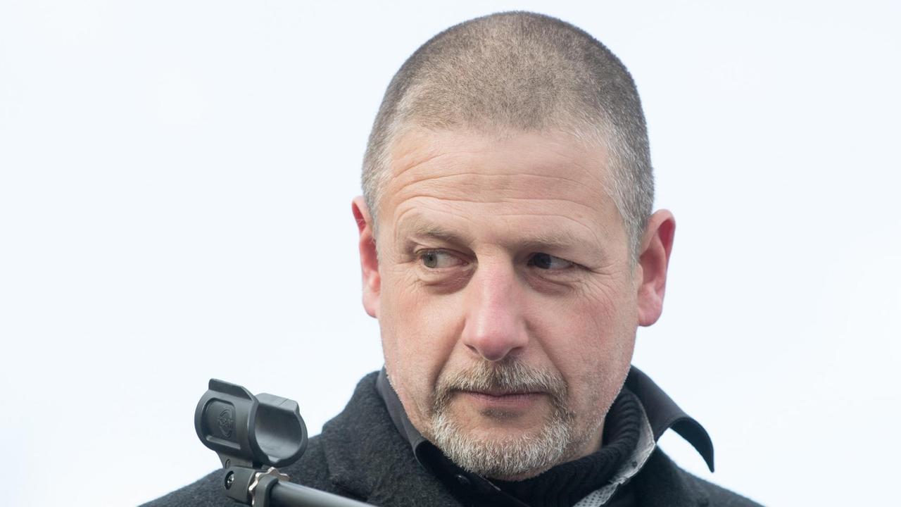 24.02.2018, Brandenburg, Cottbus: Götz Kubitschek, Verleger, Publizist und politischer Aktivist der Neuen Rechten, spricht auf einer Protestveranstaltung gegen Zuwanderung und die Asyl-Politik der Bundesregierung. 24.02.2018, Brandenburg, Cottbus: Götz Kubitschek, Verleger, Publizist und politischer Aktivist der Neuen Rechten, spricht auf einer Protestveranstaltung gegen Zuwanderung und die Asyl-Politik der Bundesregierung.