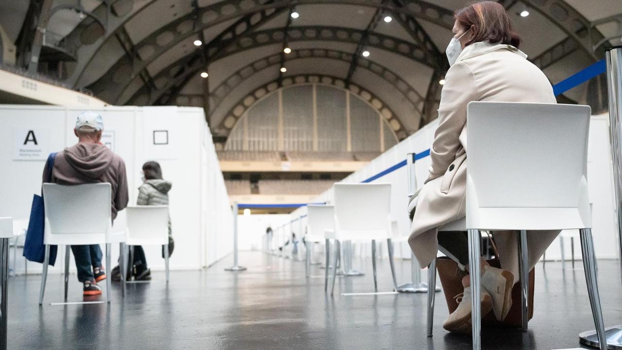 Eine Frau wartet im Impfzentrum in der Frankfurter Festhalle auf die Impfung mit dem Impfstoff von Astrazeneca. Eine Frau wartet im Impfzentrum in der Frankfurter Festhalle auf die Impfung mit dem Impfstoff von Astrazeneca.