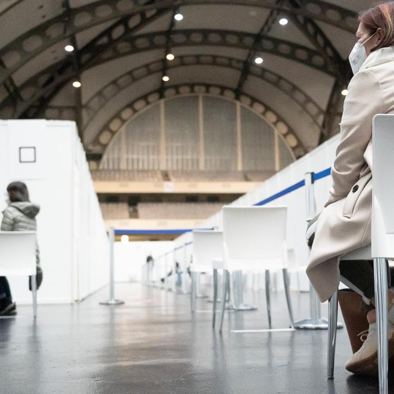 Eine Frau wartet im Impfzentrum in der Frankfurter Festhalle bei einem Sondertermin auf die Impfung mit dem Impfstoff von Astrazeneca geimpft. In Frankfurt und weiteren Impfzentren in Hessen können sich Personen über 60 Jahre am Wochenende für Sondertermine mit dem Impfstoff von Astrazeneca anmelden.