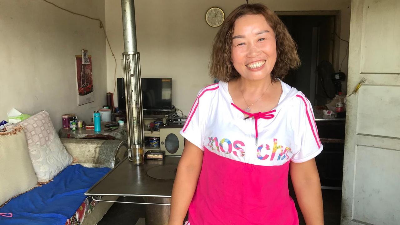 Die 49-jährige Bäuerin lebt mit ihrem Mann und vier Kindern rund eine Auto-Stunde außerhalb der Provinzhauptstadt Guiyang und ist froh über die neuen Firmen in der Gegend. Sie lächelt und trägt ein rosa T-Shirt. Die 49-jährige Bäuerin lebt mit ihrem Mann und vier Kindern rund eine Auto-Stunde außerhalb der Provinzhauptstadt Guiyang und ist froh über die neuen Firmen in der Gegend. Sie lächelt und trägt ein rosa T-Shirt.