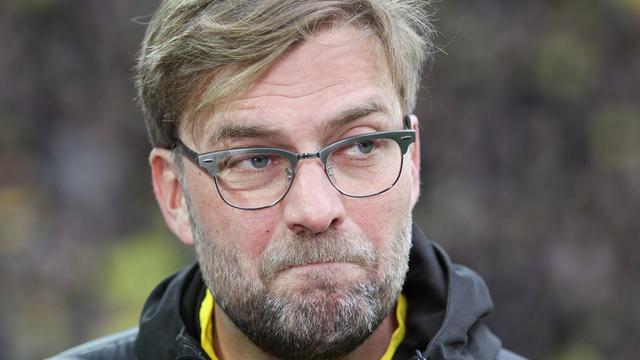 27. Spieltag: Borussia Dortmund - Bayern München am 04.04.2015 im Signal-Iduna-Park in Dortmund (Nordrhein-Westfalen). Der Dortmunder Trainer Jürgen Klopp blickt zur Seite.