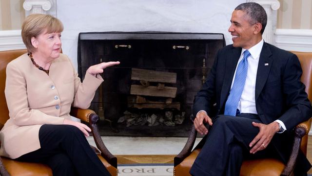 Bundeskanzlerin Angela Merkel und US-Präsident Barack Obama im Weißen Haus in Washington. Im Hintergrund ein Kamin.