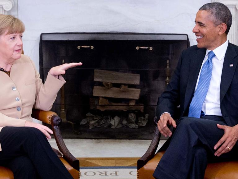 Bundeskanzlerin Angela Merkel und US-Präsident Barack Obama im Weißen Haus in Washington. Im Hintergrund ein Kamin.