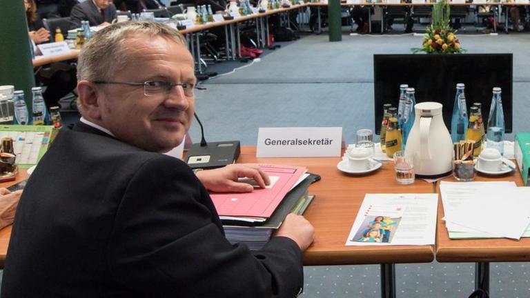 Die amtierende Präsidentin der Kultusministerkonferenz (KMK), die sächsische Kultusministerin Brunhild Kurth (r, CDU), eröffnet am 08.10.2015 die Sitzung der Kultusministerkonferenz in Berlin, neben ihr sitzt Udo Michallik, Generalsekretär der Kultusministerkonferenz. Foto: Bernd von Jutrczenka/dpa | Verwendung weltweit Die amtierende Präsidentin der Kultusministerkonferenz (KMK), die sächsische Kultusministerin Brunhild Kurth (r, CDU), eröffnet am 08.10.2015 die Sitzung der Kultusministerkonferenz in Berlin, neben ihr sitzt Udo Michallik, Generalsekretär der Kultusministerkonferenz. Foto: Bernd von Jutrczenka/dpa | Verwendung weltweit