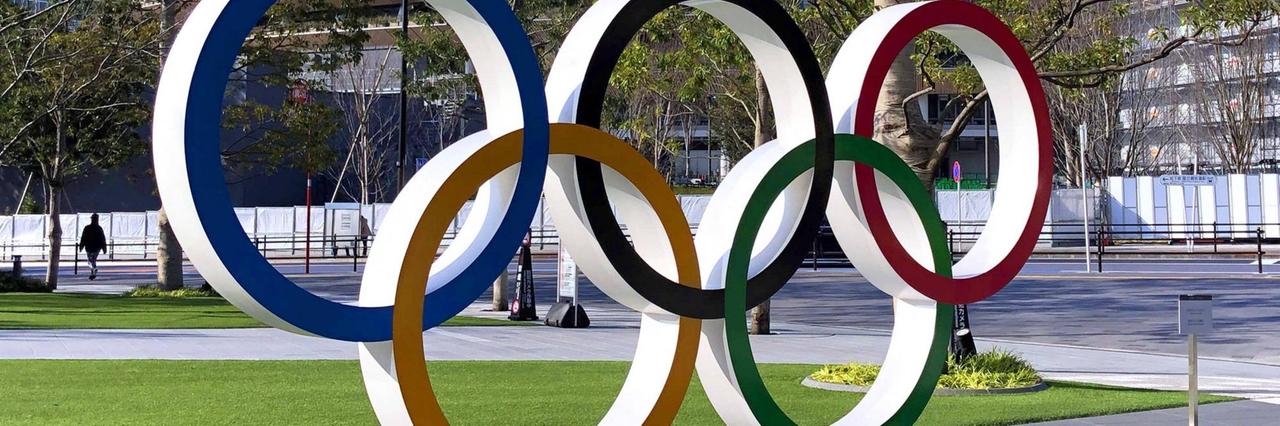 Olympische Ringe vor dem Olympiastadion in Tokio. Olympische Ringe vor dem Olympiastadion in Tokio.
